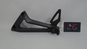 SOPORTE ESTRIBO TRASERO IZQUIERDO YAMAHA FZ6 S2 07-10